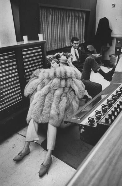 lg_7293201_singe_barbra_streisand_at_6_a Barabara, may I borrow your coat?